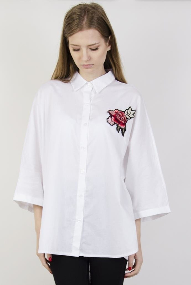 Biała koszula z szerokimi rękawami i naszywką