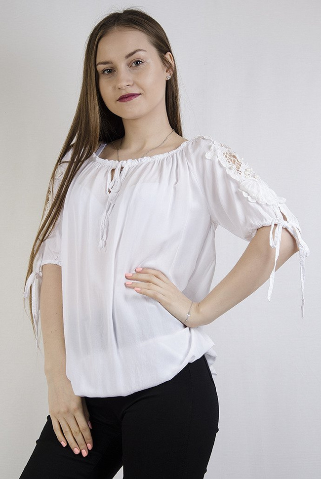 Biała bluzka z gumką na dole i ażurowymi wstawkami