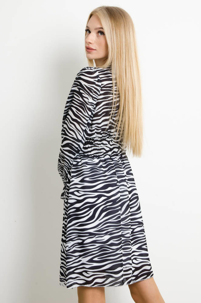 BIAŁO-CZARNA SUKIENKA Z KOPERTOWYM DEKOLTEM-WZÓR ZEBRY