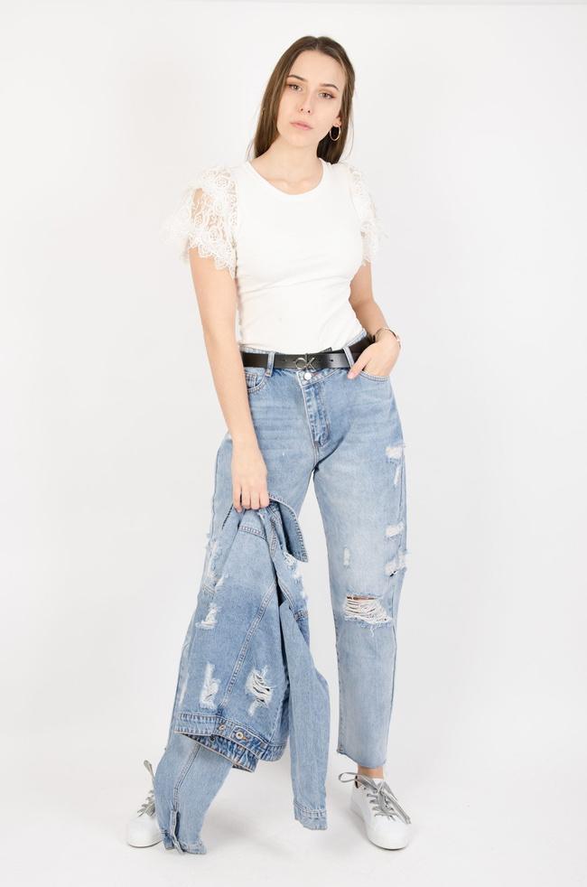 Biała prążkowana bluzka z koronkowymi rękawami