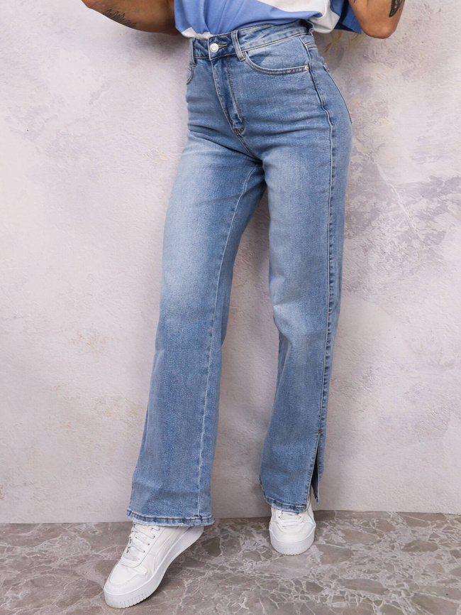 SPODNIE JEANSOWE ROZSZERZANE Z WYCIĘCIEM NA NOGAWCE