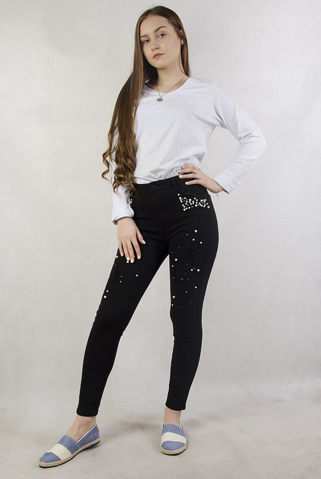 Czarne spodnie z przetarciami oraz koralikami