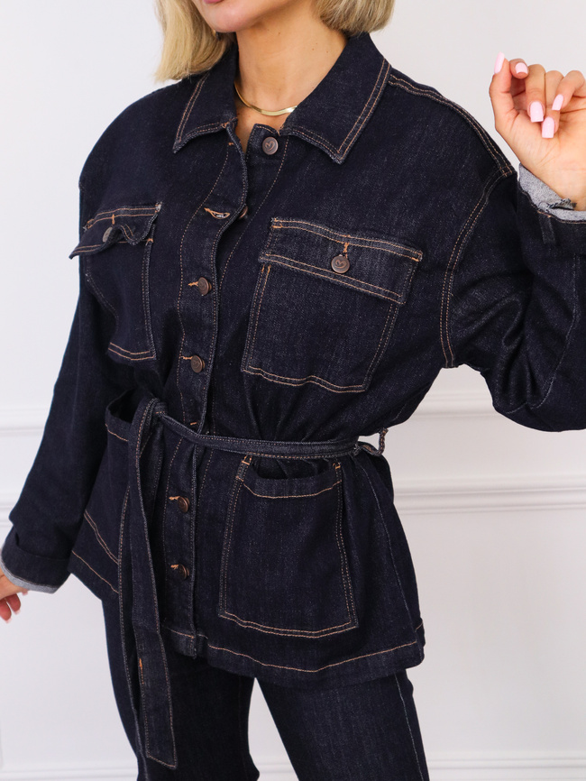 KURTKA JEANSOWA Z KIESZENIAMI WIĄZANA W PASIE- CIEMNOJEANSOWA