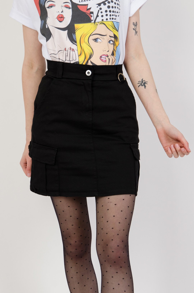 Czarna spódnica z kieszeniami 