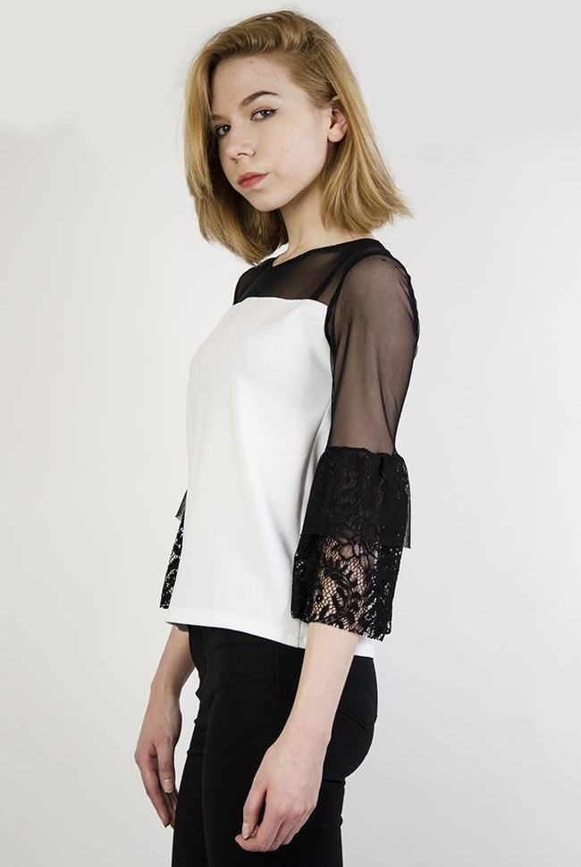 Biała bluzka z koronkowymi rękawami i wstawką z siateczki