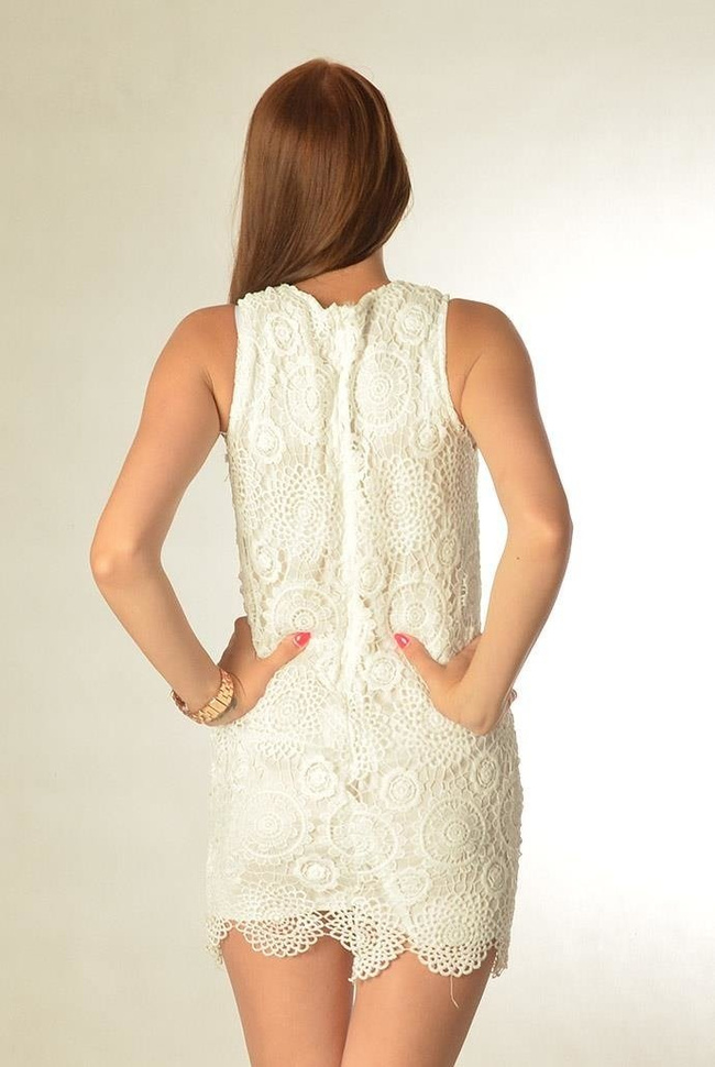 Biała sukienka w koronkę bez rękawów