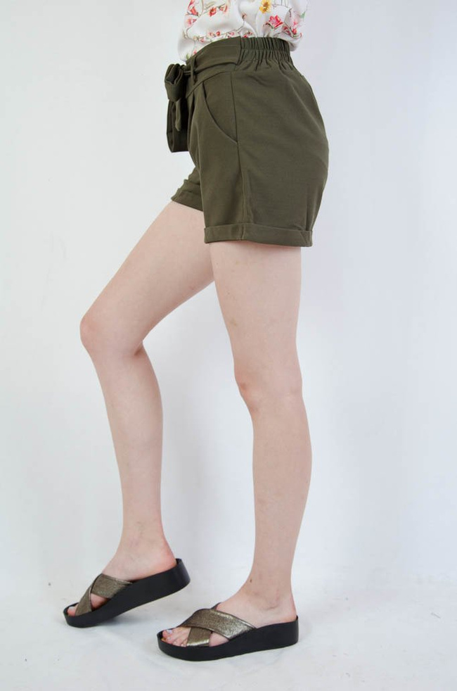 Zielone spodenki z wiązaniem w pasie