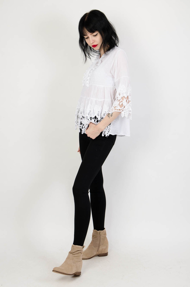 Biała bluzka z ażurowymi elementami