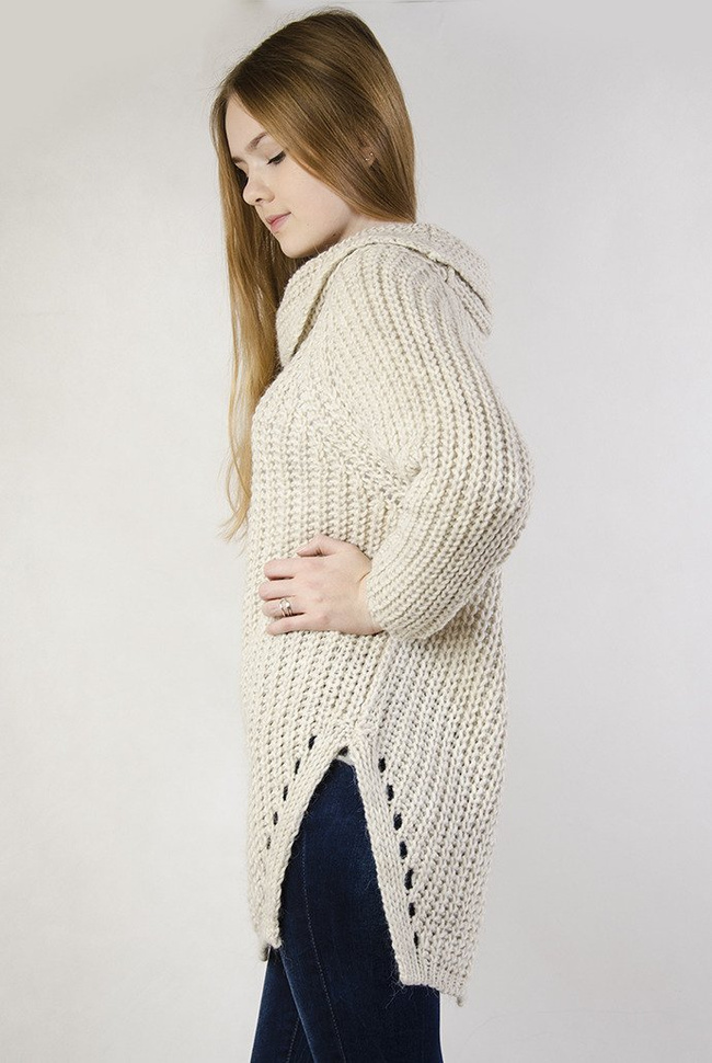 Beżowy sweter z luźnym golfem z rozcięciami po bokach