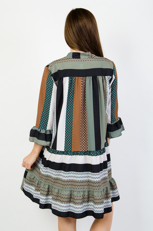 Wzorzysta sukienka z falbaną na dole 