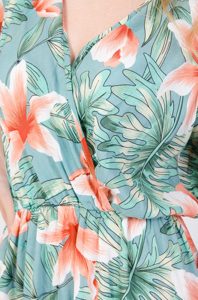 Zielona sukienka w kwiaty z kopertowym dekoltem 