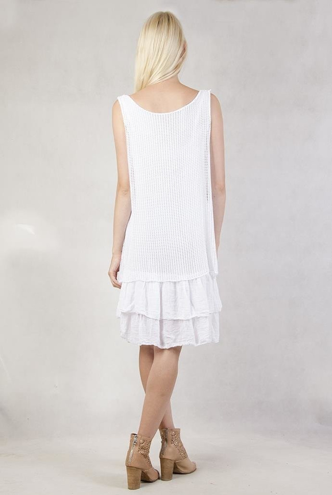 Biała sukienka z falbankami i koronką