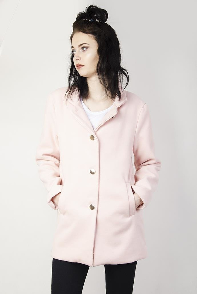 Jasnoróżowy płaszcz zapinany na cztery guziki