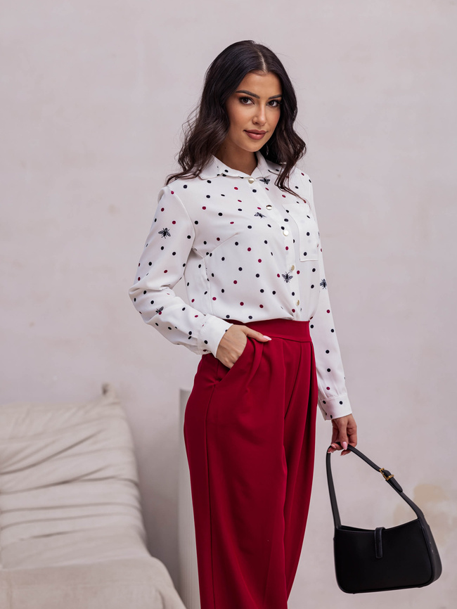 WZORZYSTA KOSZULA ZAPINANA NA GUZIKI- BIAŁA W BORDOWE KROPKI