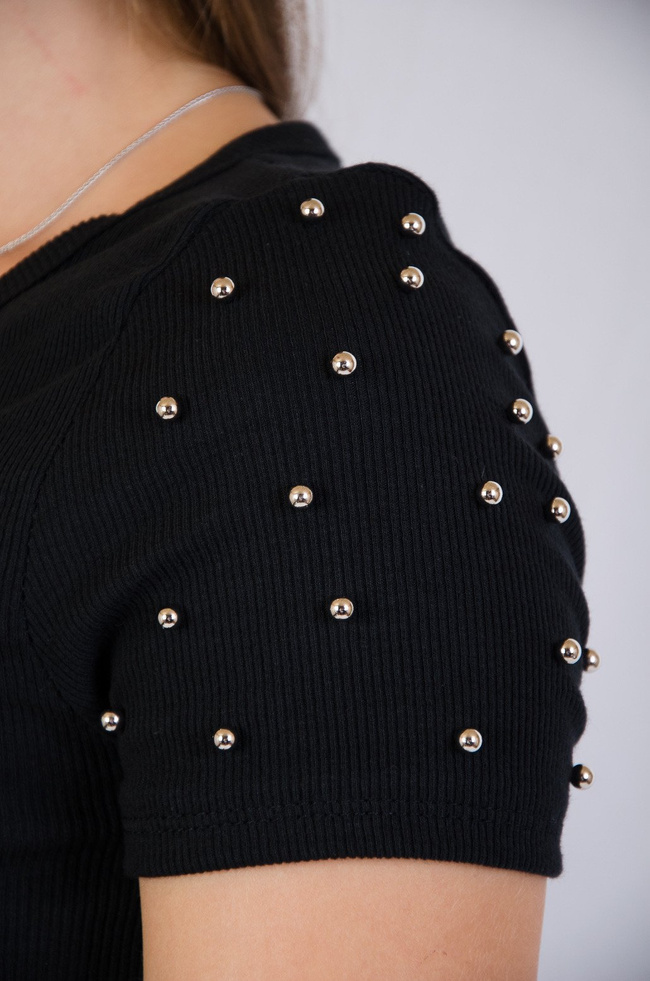 Czarna dopasowana sukienka z perełkami na rękawach