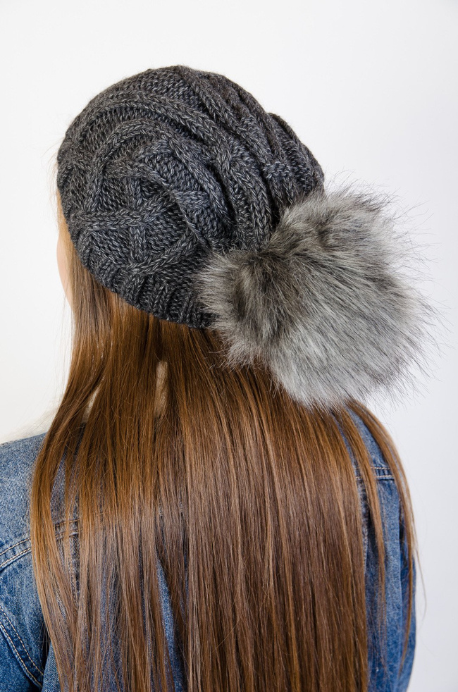 Ciemno-szara przeplatana czapka z pomponem 