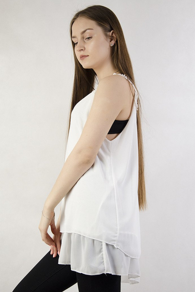 Biała bluzka z ażurowym zdobieniem z tyłu