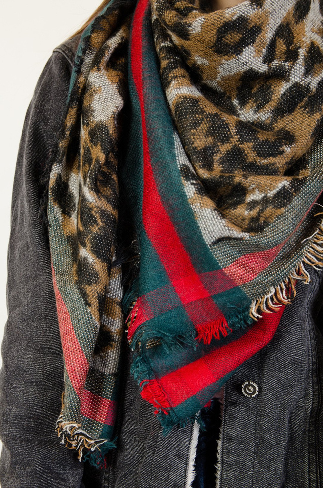 Szal w panterkę z zielono czerwonym paskiem