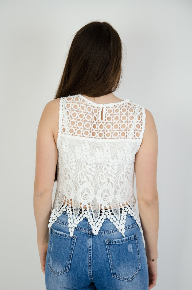 Biała ażurowa bluzka na grubych ramiączkach.