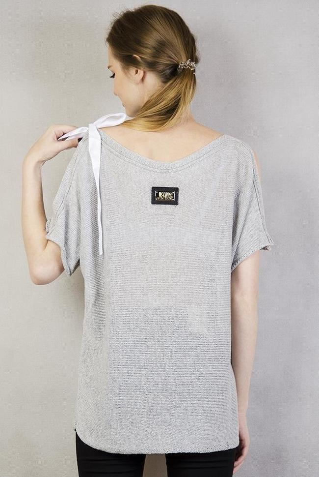 Krótki szary sweter ze wstążką i wycięciem