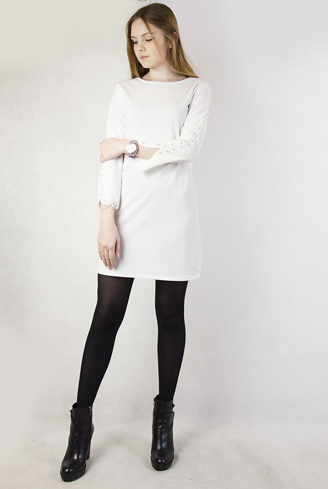 Biała dopasowana sukienka z perłami na rękawach