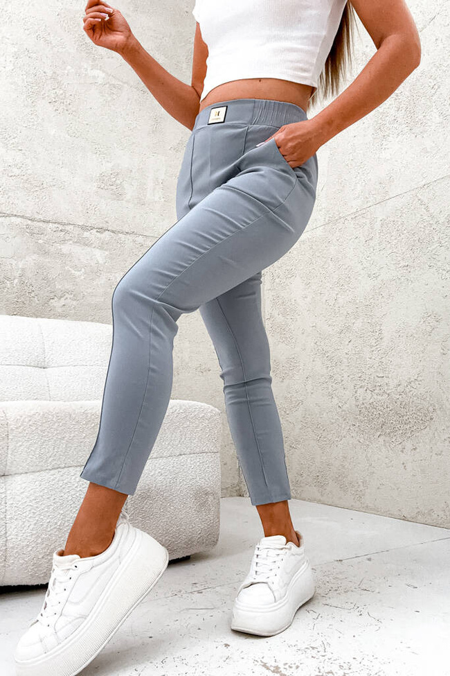 SPODNIE Z PRZECZYCIAMI I NASZYWKĄ NA PASIE-SZARE