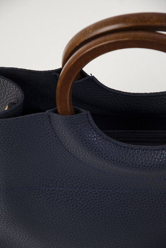 Granatowa torebka z drewnianą rączką