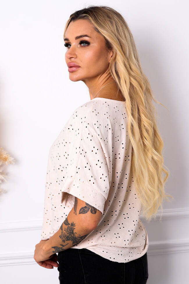 BLUZKA AŻUROWA Z WIĄZANYM DOŁEM I WISIORKIEM- BEŻOWA