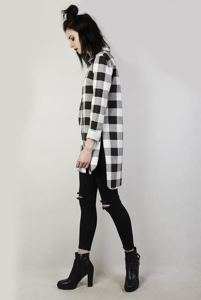 Asymetryczna koszula w czarno-białą kratę