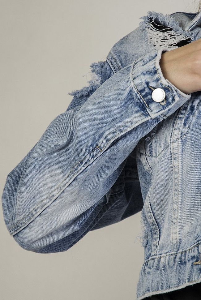 Kurtka jeansowa krótka z przetarciami oraz szarpaniami