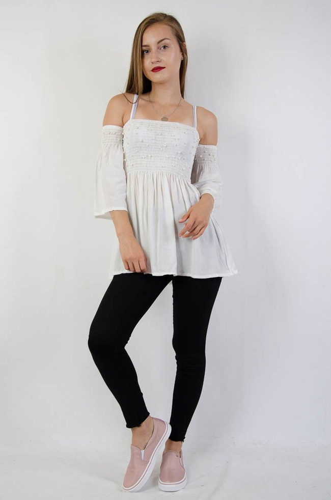 Biała bluzka z odkrytymi ramionami oraz perełkami