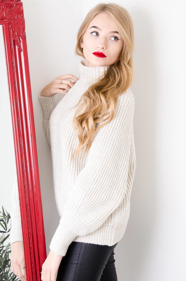 BEŻOWY SWETER OVERSIZE Z PÓŁGOLFEM