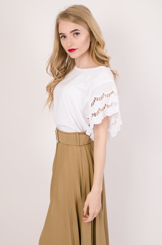 Biała bluzka z ażurowymi rękawami