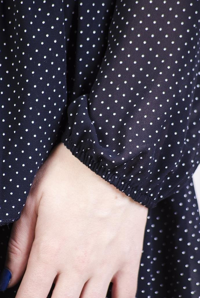 Granatowa sukienka w białe kropki z wiązaniem w pasie