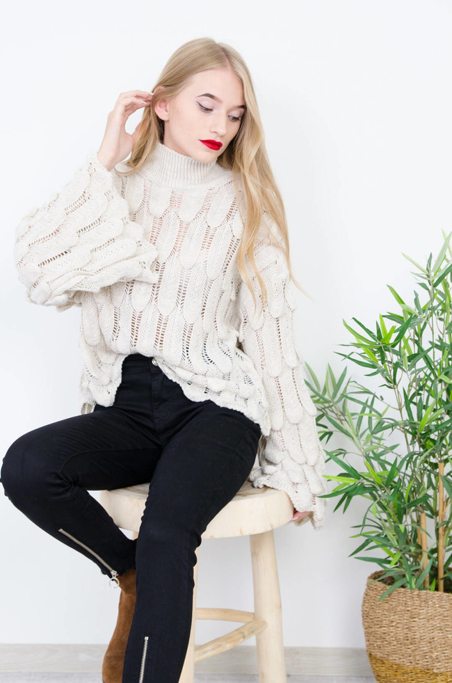 BEŻOWY OVERSIZOWY SWETER Z GRUBYM SPLOTEM