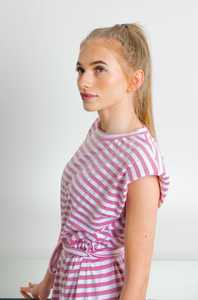 BIAŁO-RÓŻOWA SUKIENKA BAWEŁNIANA Z PODUSZKAMI W RAMIONACH