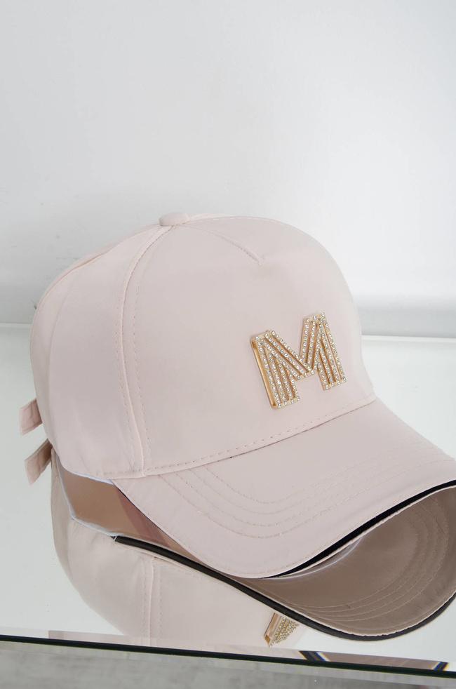 CZAPKA Z DASZKIEM Z OZDOBNYM ZNACZKIEM - RÓŻOWA