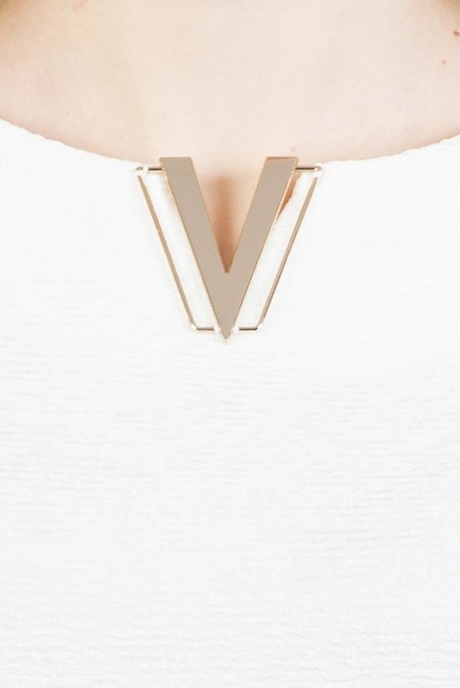 Biała bluzka z literką "V"