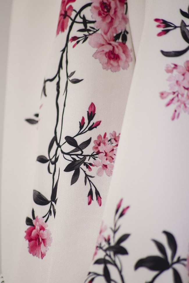 Biała bluzka w kwiaty z hiszpańskim dekoltem