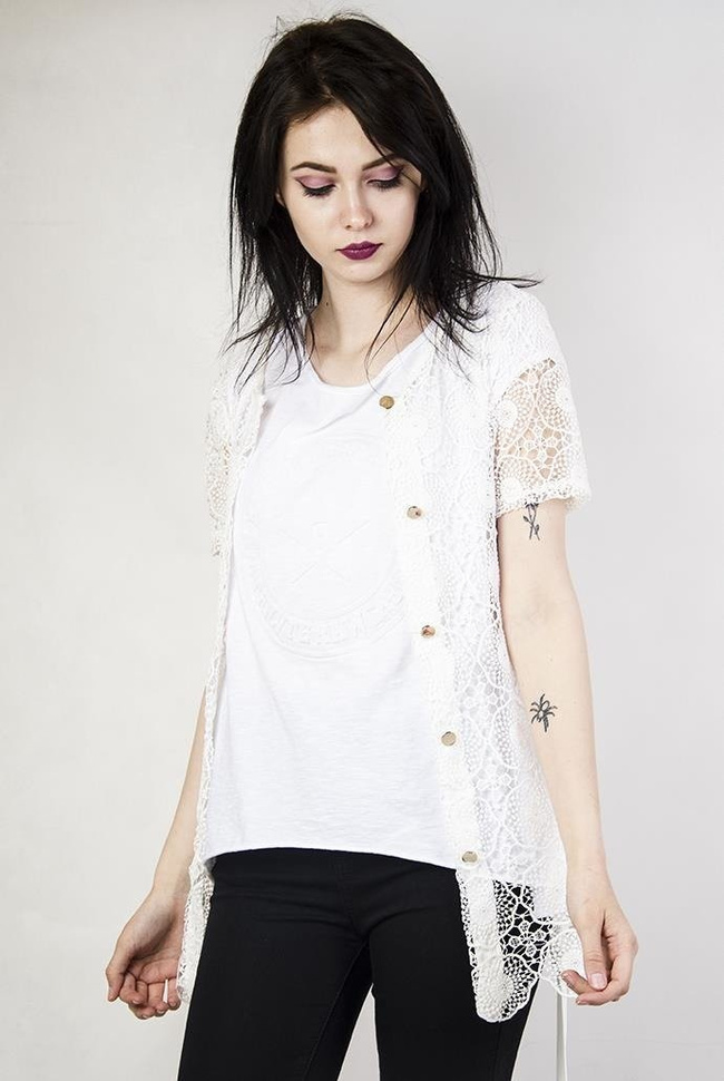 Biała ażurowa narzutka zapinana na guziki