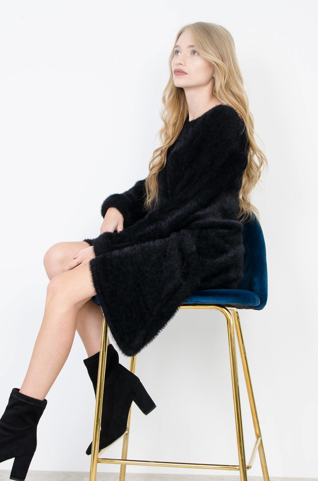 CZARNY WŁOCHATY SWETER Z DŁUGIMI BOKAMI