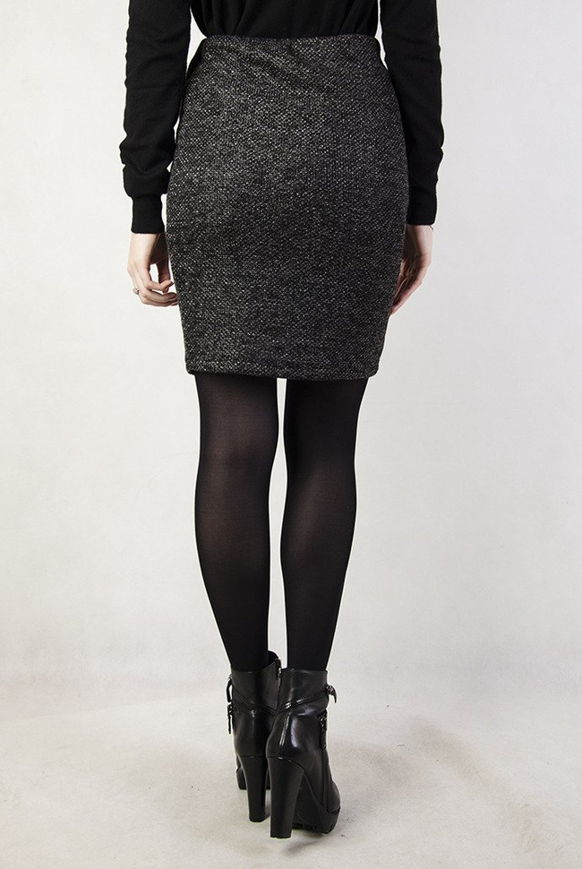 Czarna przylegająca spódnica przeszywana srebrną nicią