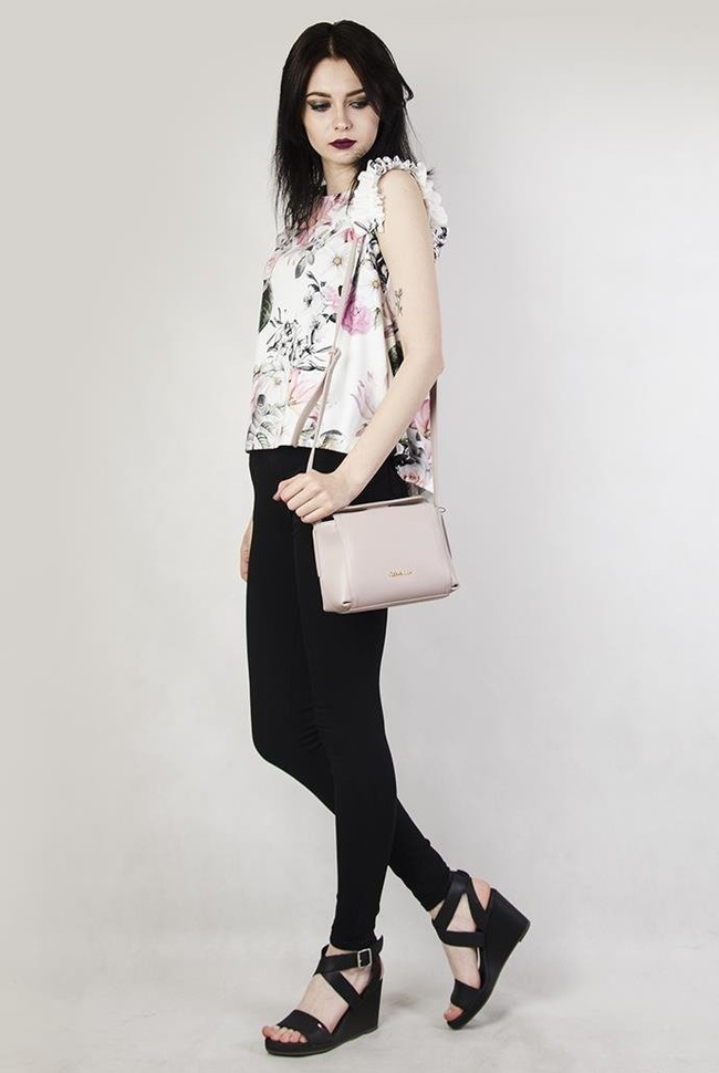 Biała bluzka w kwiatowy wzór, z falbanką