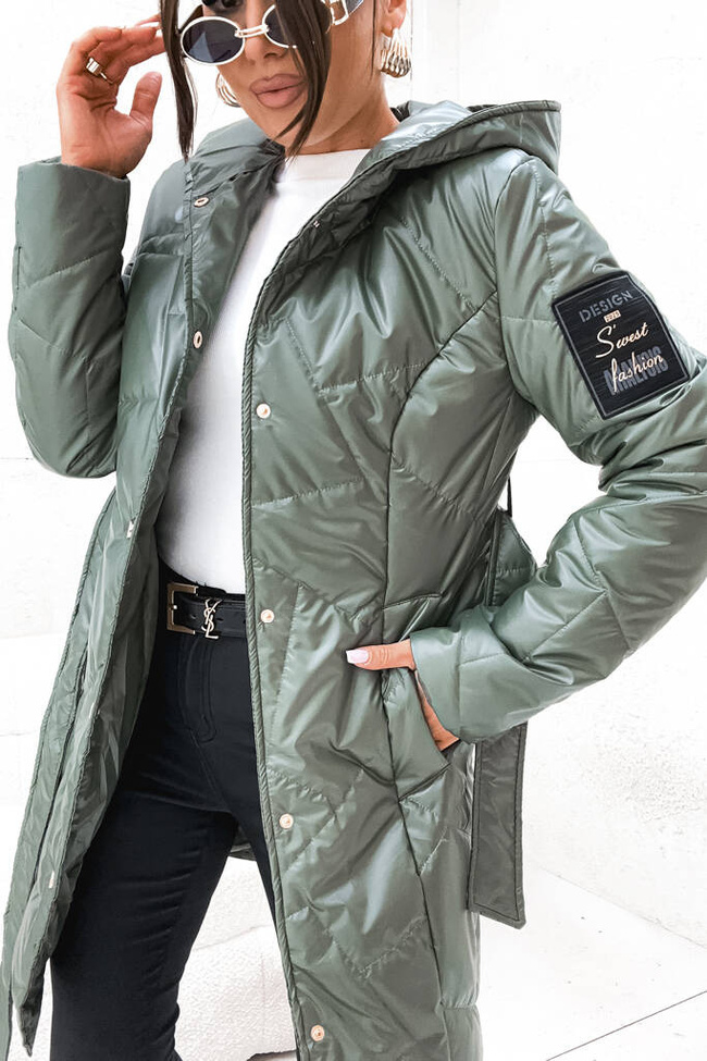 KURTKA PIKOWANA WIĄZANA W PASIE Z NASZYWKĄ NA RĘKAWIE- ZIELONA