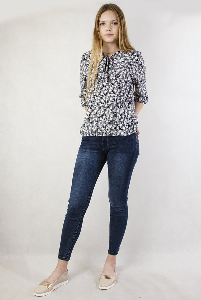 Biała bluzka w granatowe okręgi