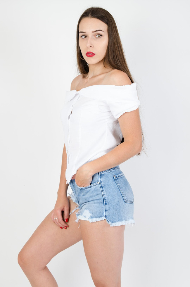 Biała bluzka hiszpanka z guzikami na przodzie