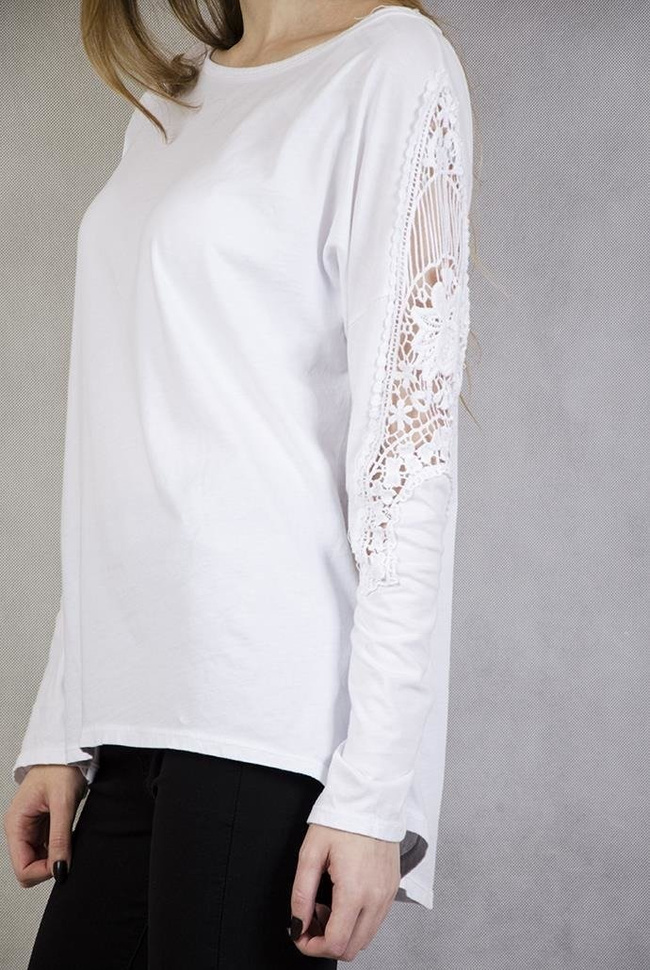 Biała bluzka z haftowanymi kwiatami