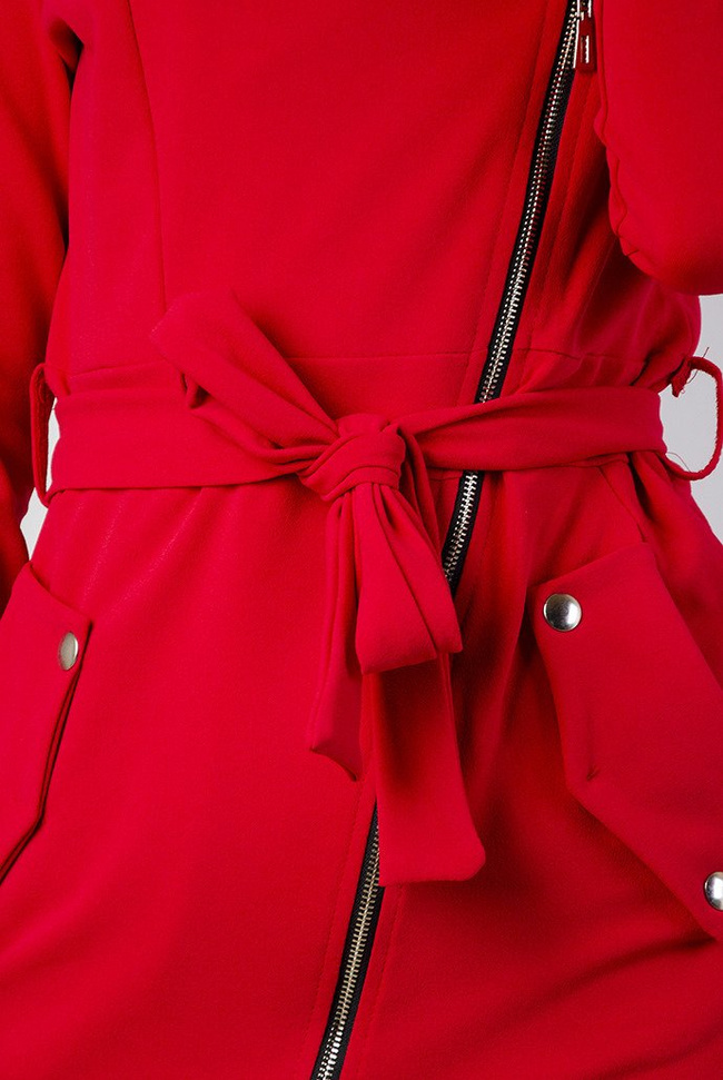 Czerwona szmizjerka z zamkiem z boku oraz wiązaniem