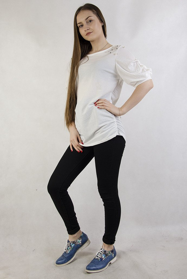 Biała bluzka z wycięciem na plecach oraz koralikami na ramionach