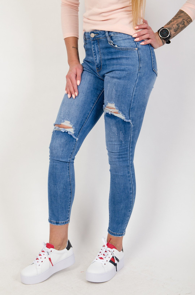 Jasne spodnie jeansowe z dużymi szarpaniami